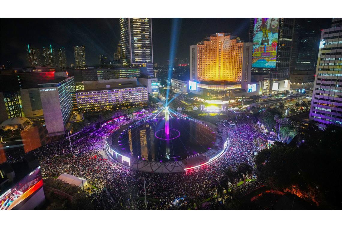 Menschen versammeln sich in der Silvesternacht im Hauptgeschäftsviertel in Jakarta.