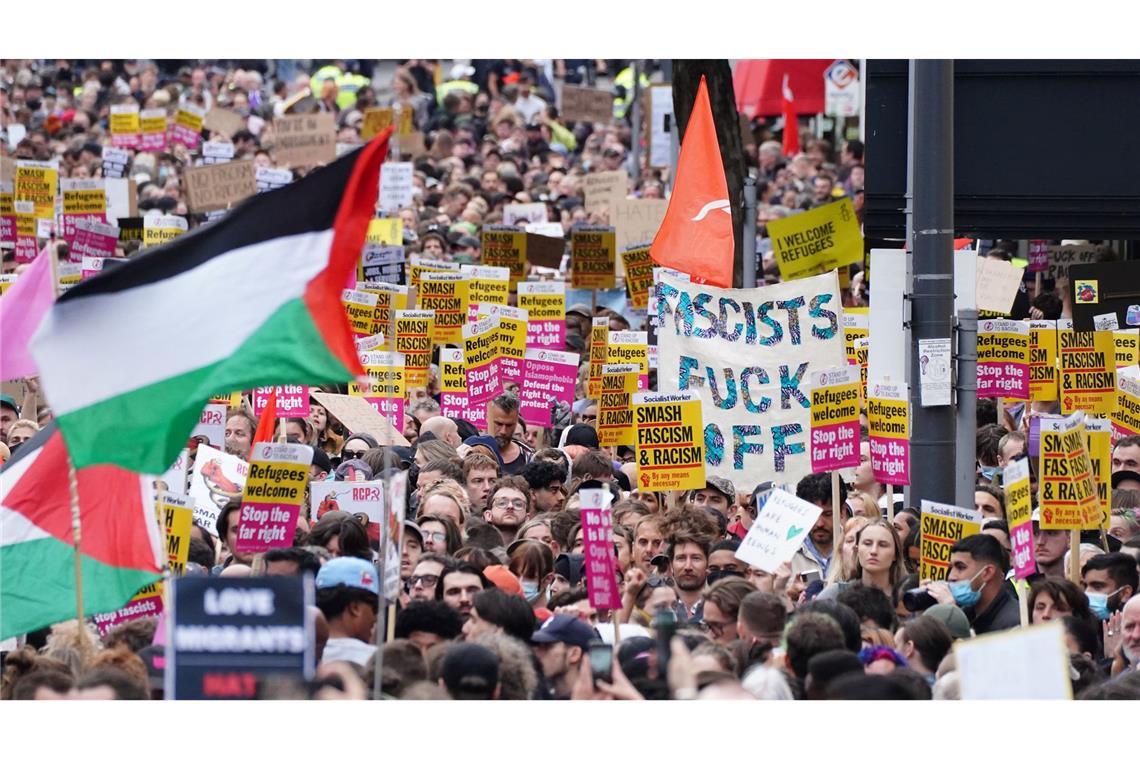 Menschen versammeln sich in London, um gegen eine geplante rechtsextreme Demonstration zu protestieren.