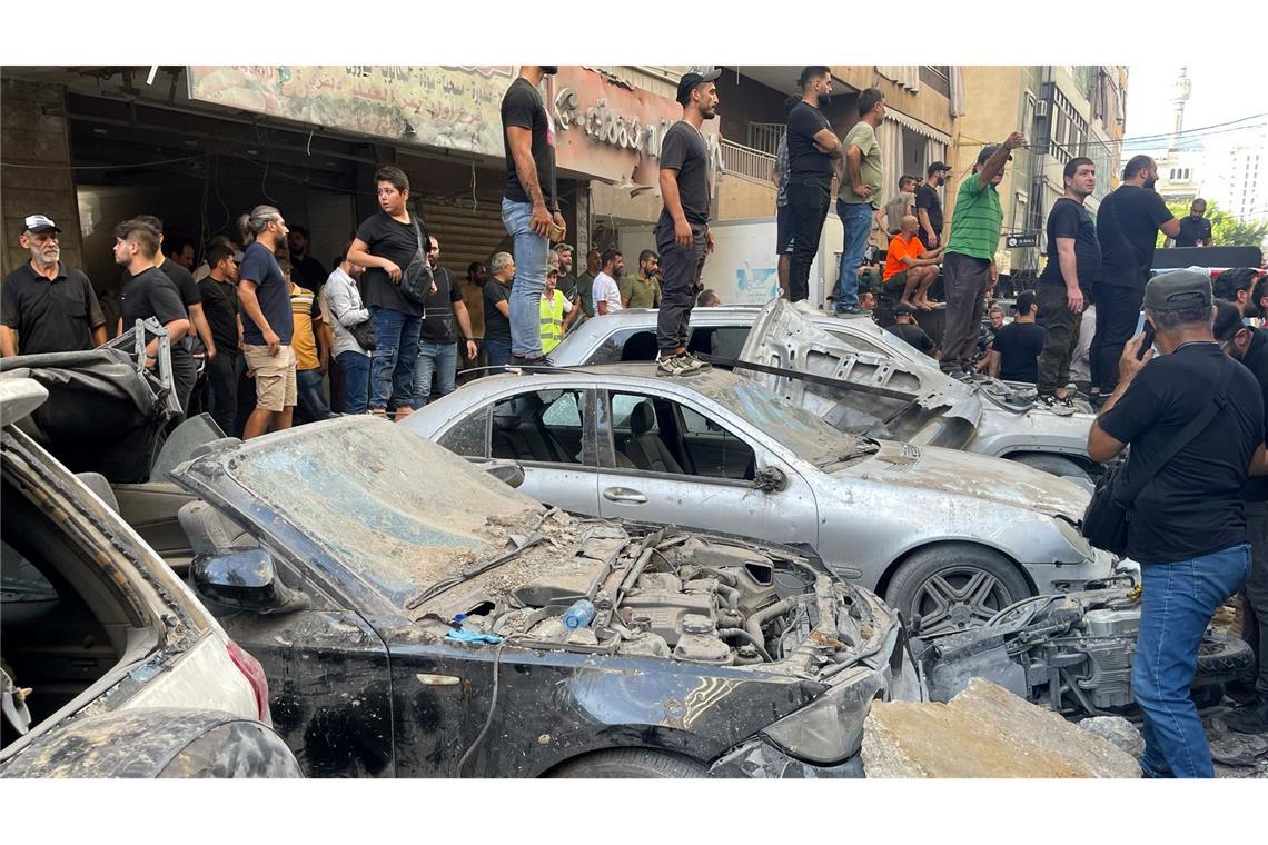 Menschen versammeln sich nach einem israelischen Angriff in Libanons Hauptstadt Beirut.