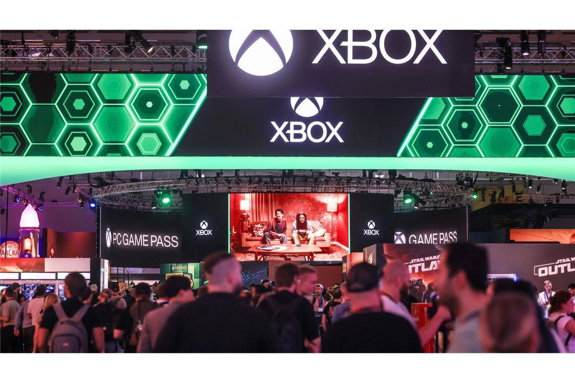 Menschen warten vor dem Gamescom-Stand von Microsoft Xbox.