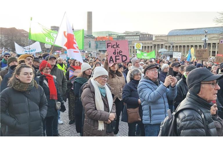 Menschenmeer auf dem Stuttgarter Schlossplatz