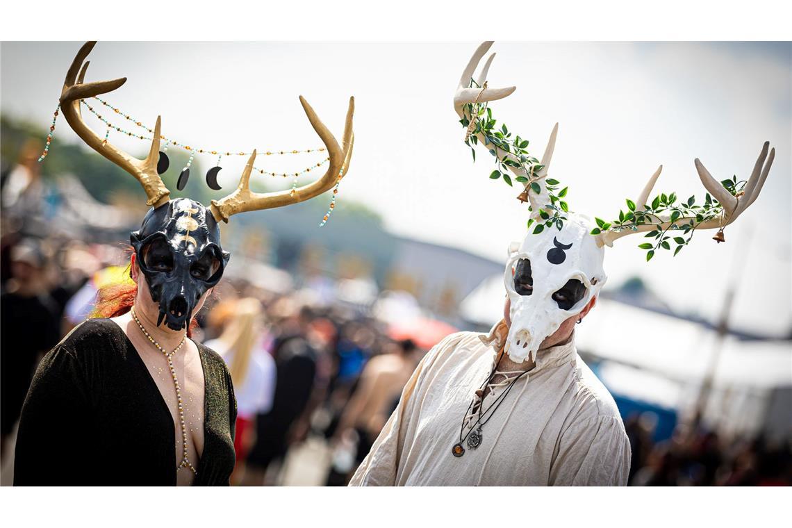 Mera Luna Festival: Festivalbesucher feiern kostümiert.