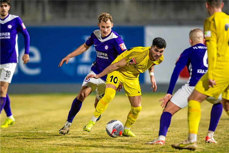 Mert Tasdelen (am Ball) erzielt nicht nur das 1:0 für Großaspach, sondern ist auch jederzeit zur Defensivarbeit bereit. Foto: Silas Schüller