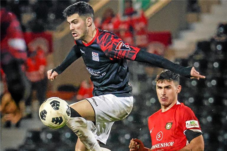 Mert Tasdelen (am Ball) und die TSG wollen große Sprünge machen, um drinzubleiben. Marco Manduzio und die SG werden versuchen, an den Kickers dranzubleiben. Foto: Alexander Becher