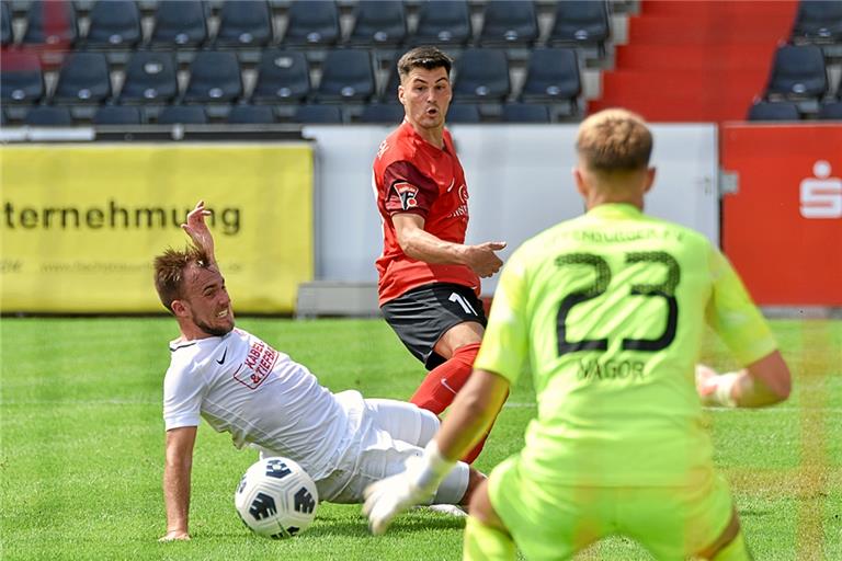 Mert Tasdelen (Mitte) erzielte das 1:0 und 4:0 für Großaspach selbst und bereitete zudem das 3:0 von Volkan Celiktas vor. Foto: Tobias Sellmaier