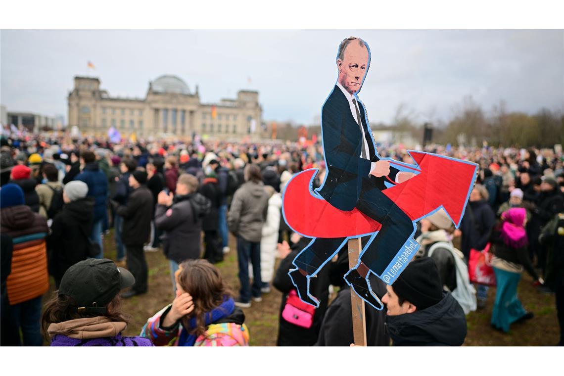 Merz-Karikatur bei Demo gegen Migrationspolitik der CDU in Berlin