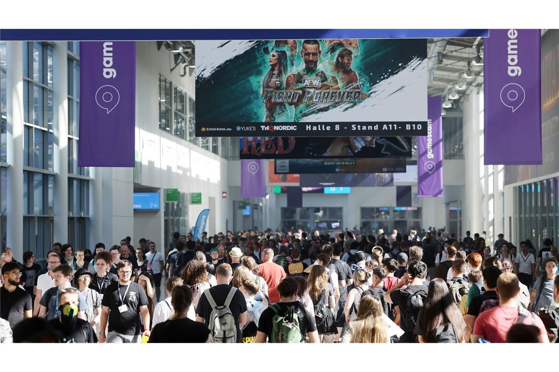 Messebesucher gehen im Jahr 2022 über das Messegelände der Computerpiele-Messe Gamescom.