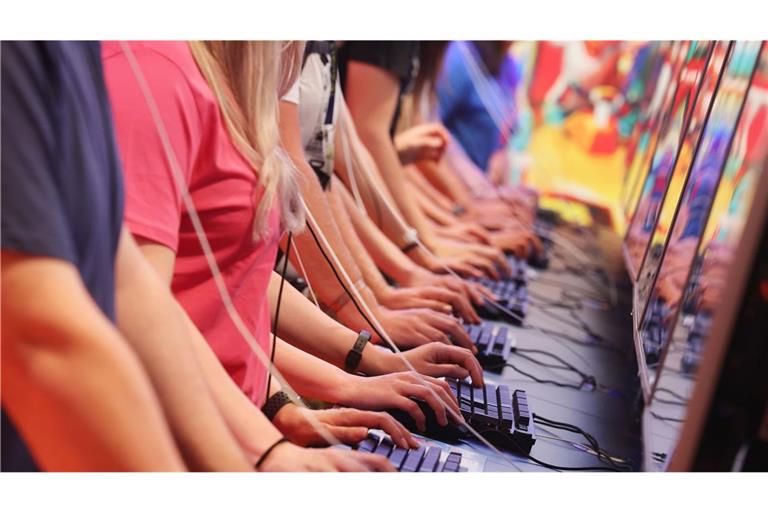 Messebesucher testen ein Computerspiel auf der Kölner Videospielmesse Gamescom (Archivfoto).