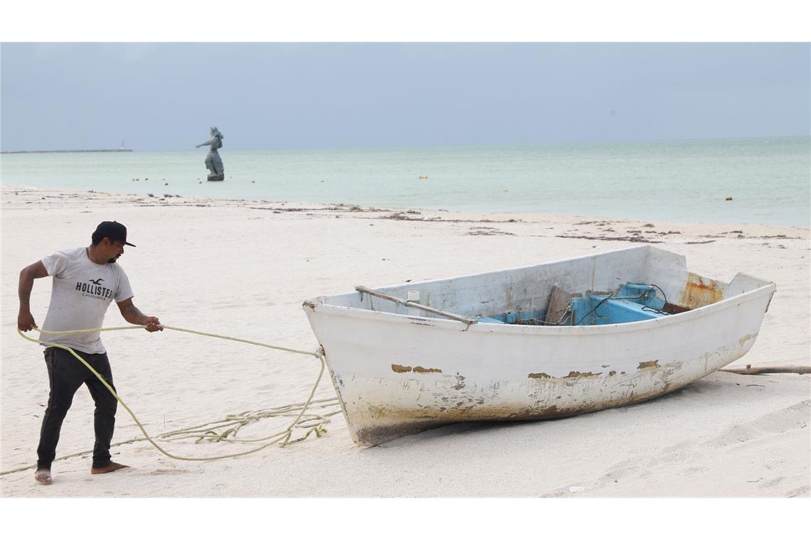 Meteorologen erwarten, dass der Hurrikan an der mexikanischen Halbinsel Yucatánan vorbeizieht und Teilen der Küste dort "zerstörerische Wellen" bringt.