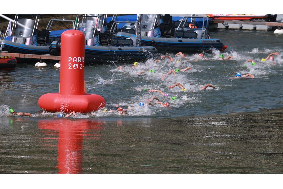 Meter für Meter nähern sich die Athleten dem Ufer...