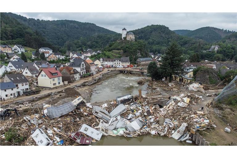 Meterhoch türmen sich Wohnwagen, Gastanks, Bäume und Schrott an einer Brücke über der Ahr in Altenahr (Archivbild vom 19. Juli 2021).