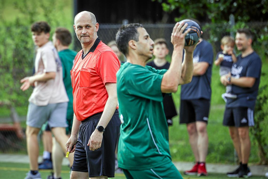 Michael Keller hat auch als Handballschiedsrichter den genauen Blick aufs Spiel. Foto: Alexander Becher