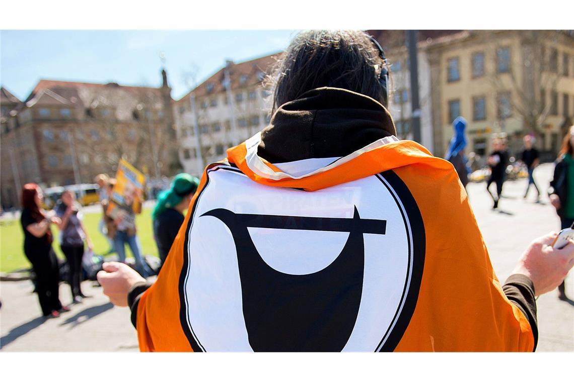 Michael Knödler von der Piratenpartei tanzt am 3. April 2015 auf dem Schlossplatz in Stuttgart auf einer von der Piratenpartei organisierten Versammlung gegen das Tanzverbot vor Ostern.