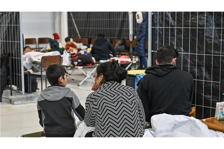 Migranten sitzen in der zentralen Bearbeitungsstelle der Bundespolizei und des Bundesamtes für Migration und Flüchtlinge (Bamf) in Frankfurt (Oder). (Archivbild)