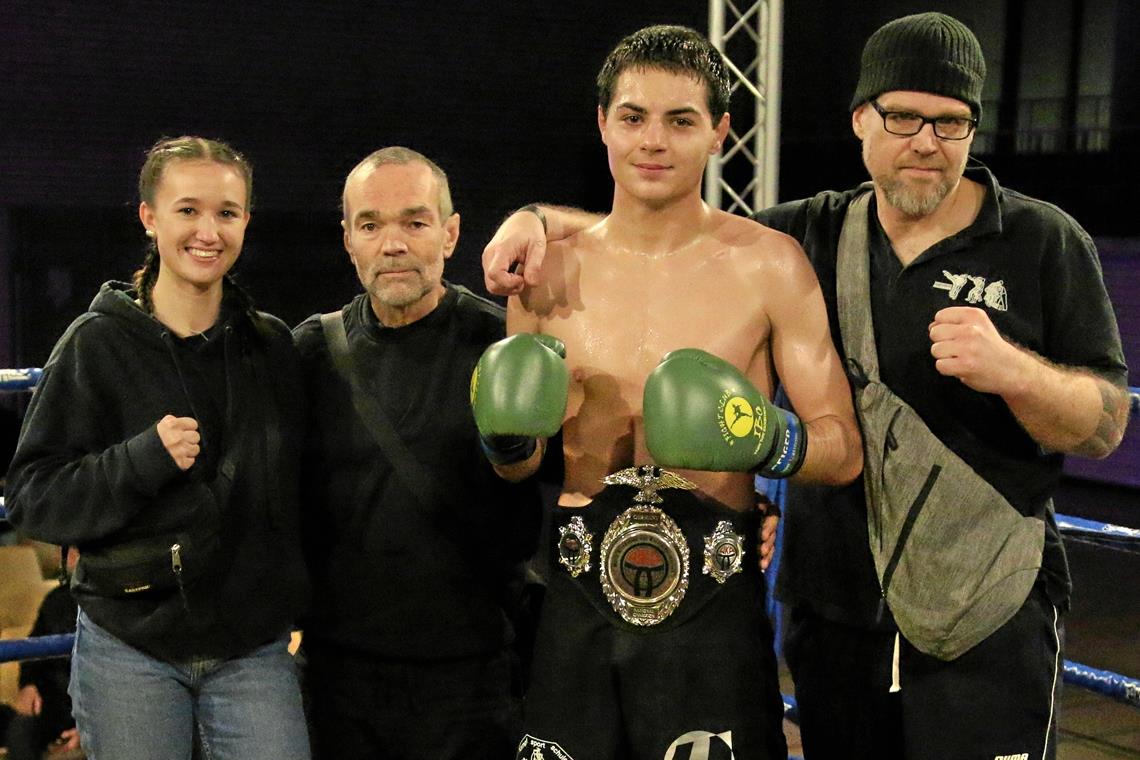 Mike Neulinger (Zweiter von rechts) freut sich mit seinen Unterstützern Lea Skworzow, Artur Allerborn und Thorsten Kronz (von links) über den Gewinn der deutschen Meisterschaft in der Disziplin K-1. Foto: privat