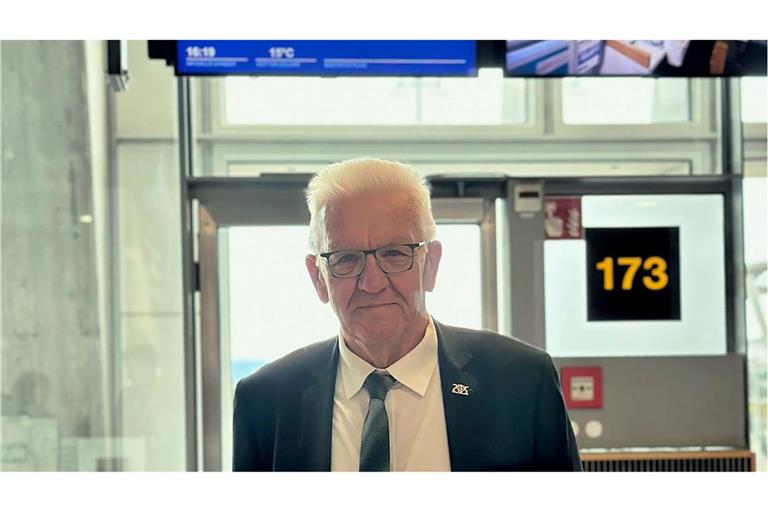 Ministerpräsident Kretschmann am Flughafen auf seinem Weg nach Bukarest.