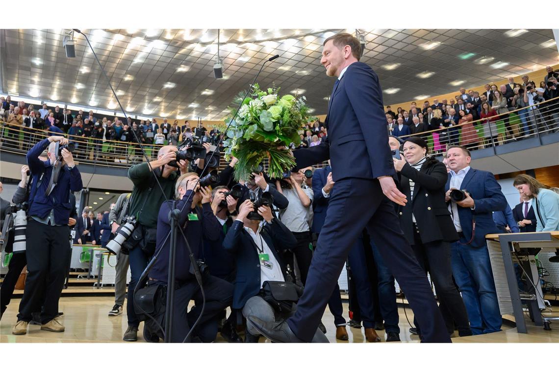 Ministerpräsident Michael Kretschmer erhält nach seiner Wiederwahl zahlreiche Gratulationen.