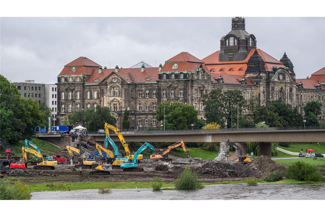 Mit Baggern werden weitere Teile des eingestürzten Brückenzuges der Carolabrücke abgerissen.