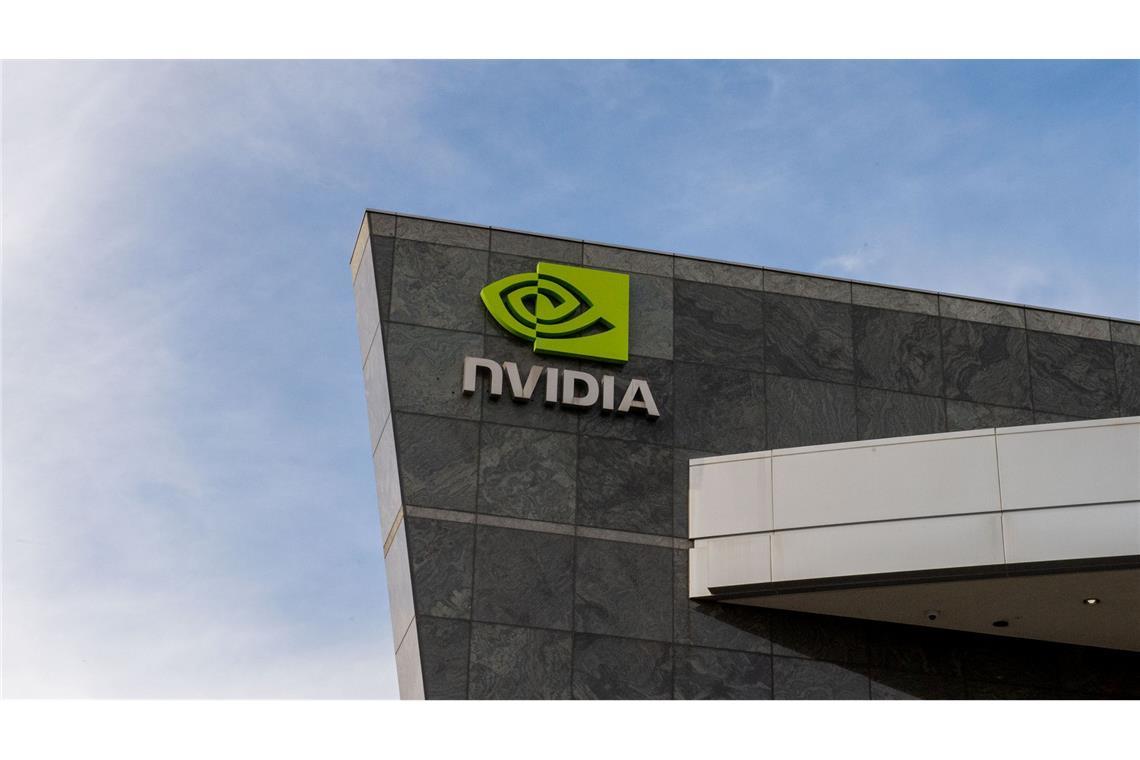 Mit den Geschäftszahlen übertraf Nvidia die Erwartungen der Börse, aber beim nächsten Chipsystem Blackwell steht noch Arbeit bevor. (Archivbild)