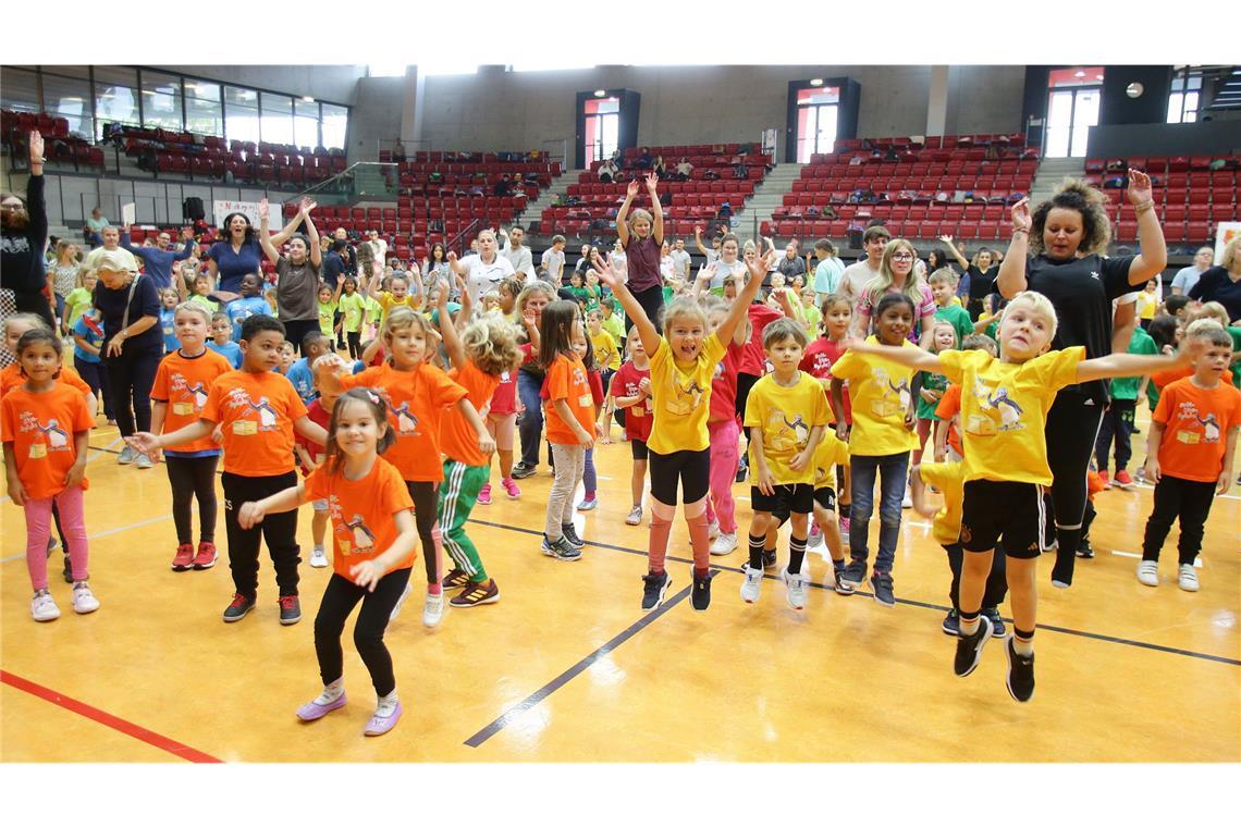 Mit Feuereifer dabei: Etwa 700 Kinder haben sich zum Sporttreiben in der Scharrena versammelt.