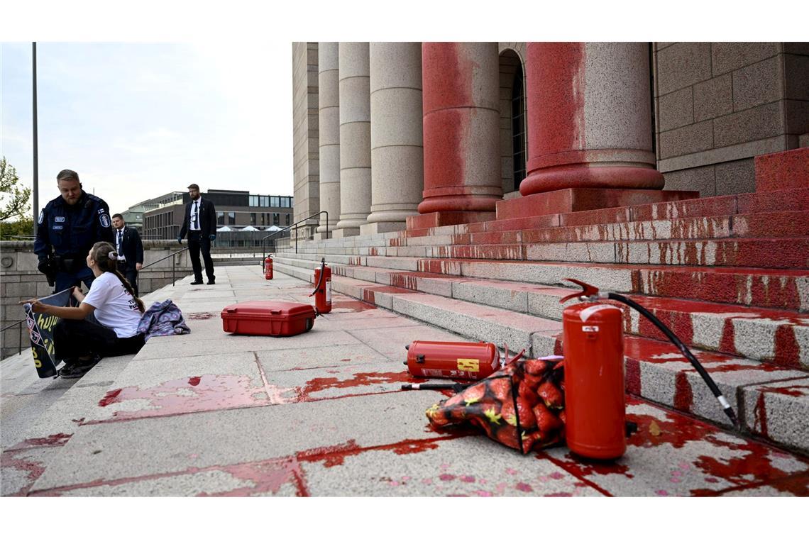 Mit Feuerlöschern hatten die Aktivisten die Farbe auf das Gebäude gesprüht.