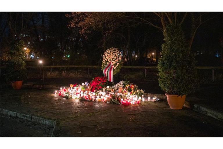 Mit Kerzen und Blumen wird an die Opfer erinnert.