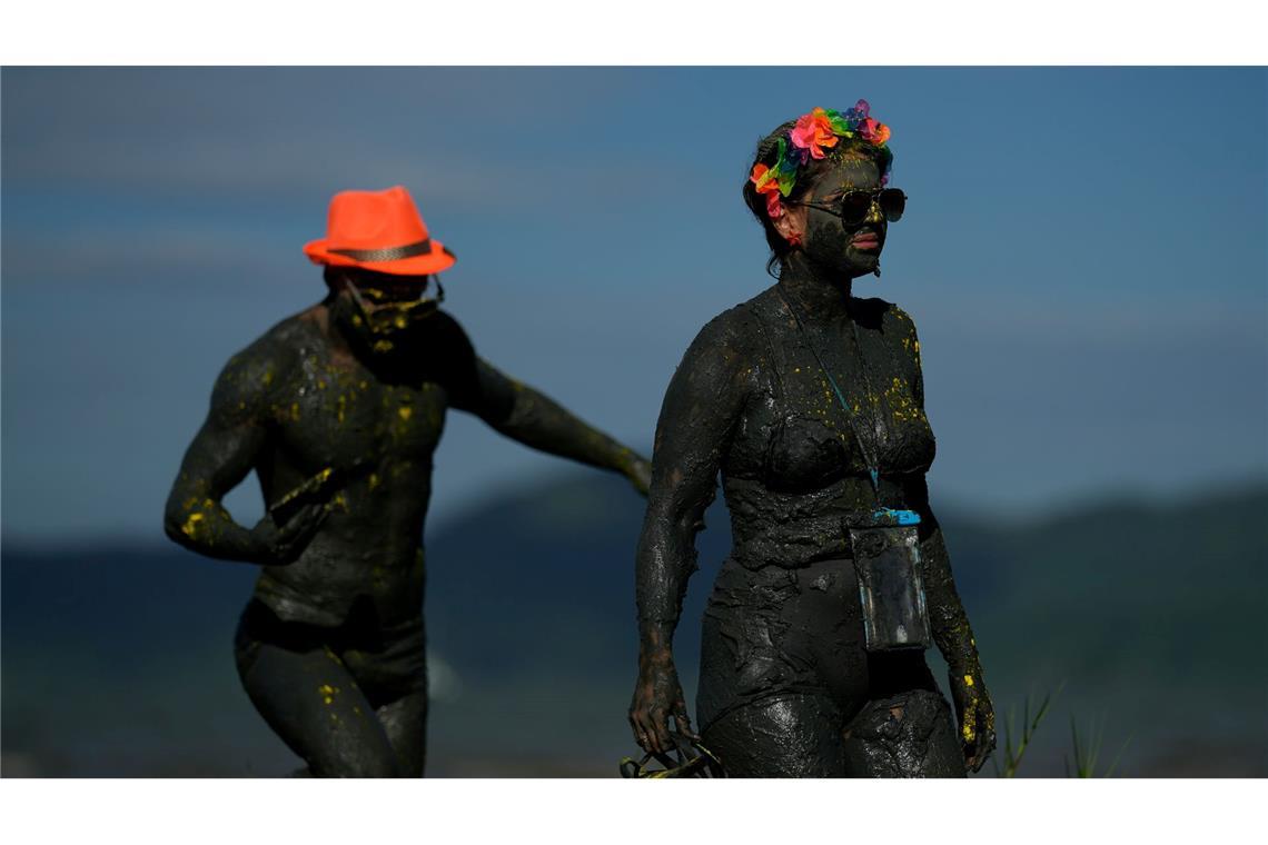 Mit Schlamm beschmierte Feiernde besuchen die Mud Block Karnevalsparty in Paraty, Brasilien.