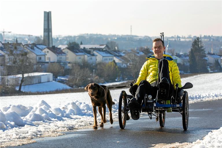 Mit seiner Begleithündin Mila ist Wanderbotschafter Achim Gresser fast täglich auf den Spazierwegen rund um Backnang unterwegs. Foto: A. Becher