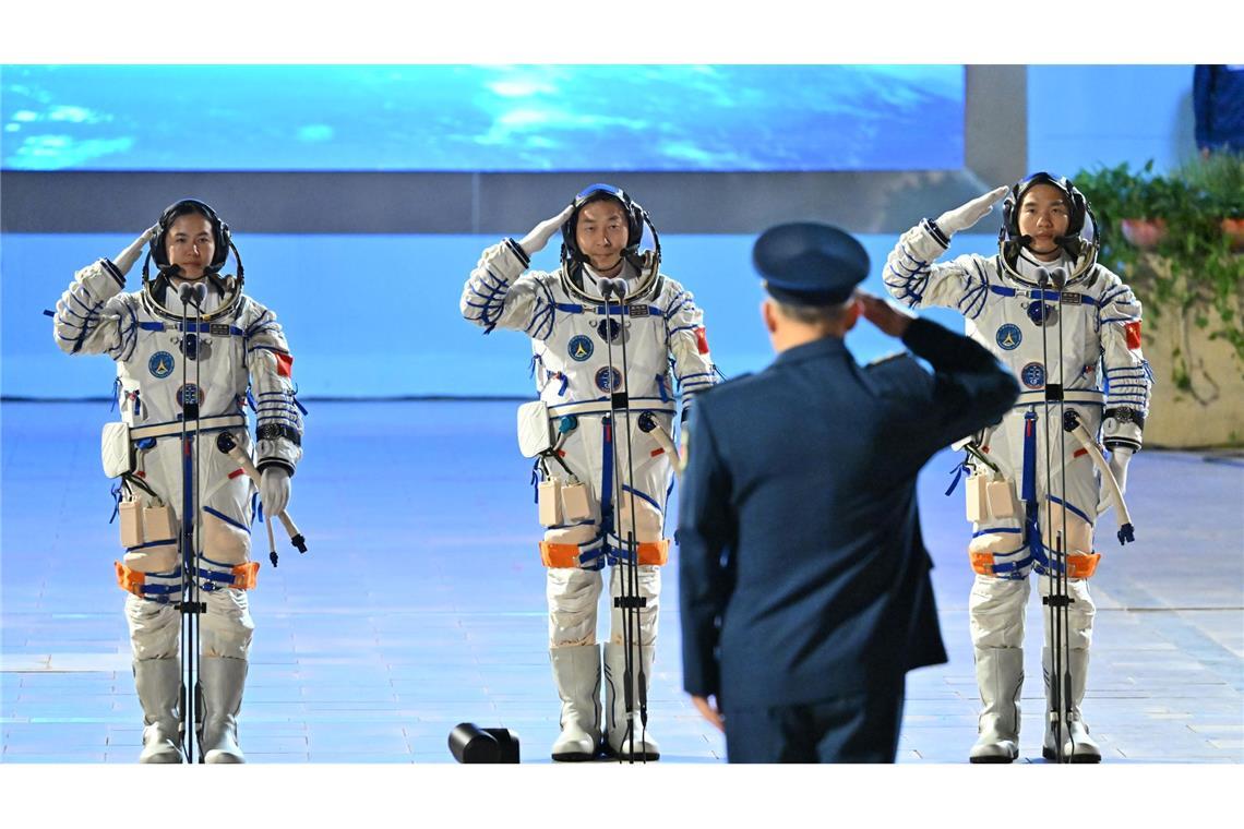 Mit Wang Haoze (l) ist erstmals seit 2022 wieder eine Frau Teil der Crew einer "Shenzhou"-Mission.