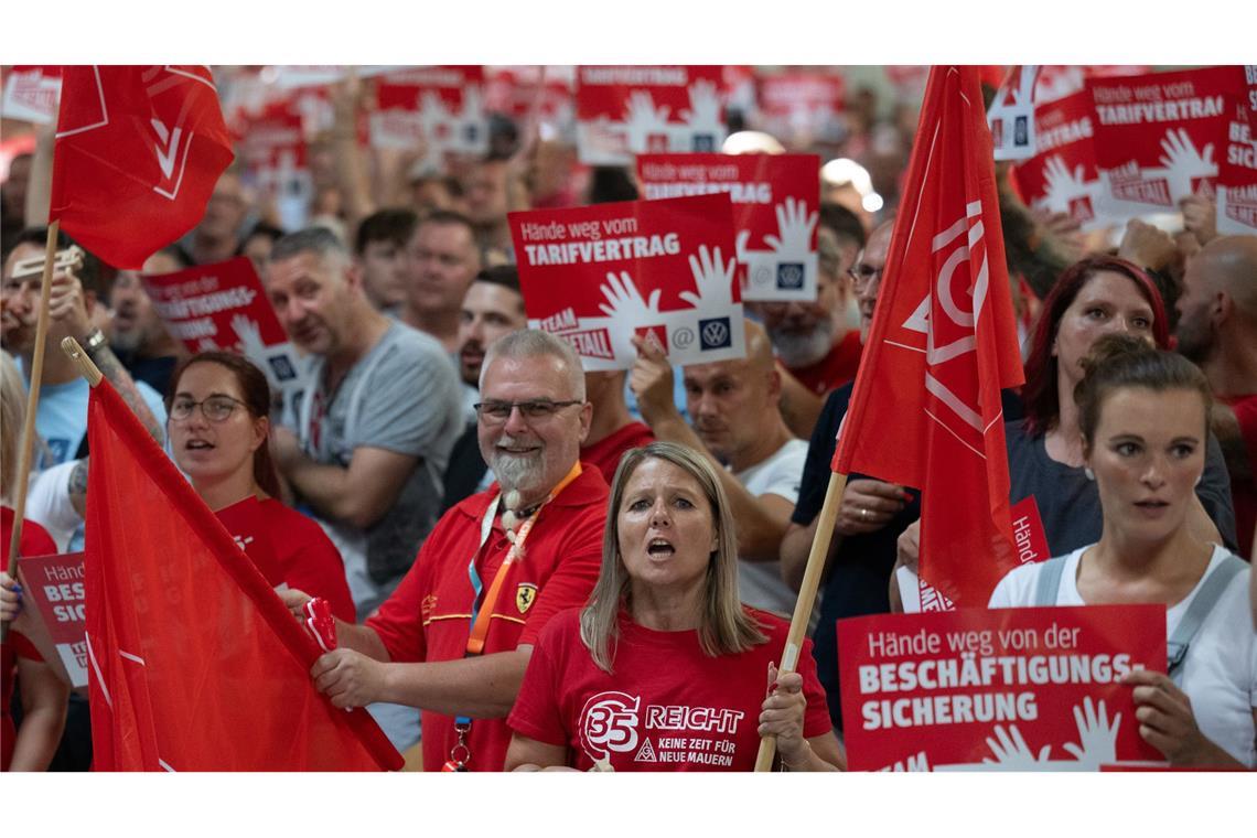 Mitarbeitende aus dem VW-Werk in Zwickau protestierten Anfang September gegen die Sparpläne.