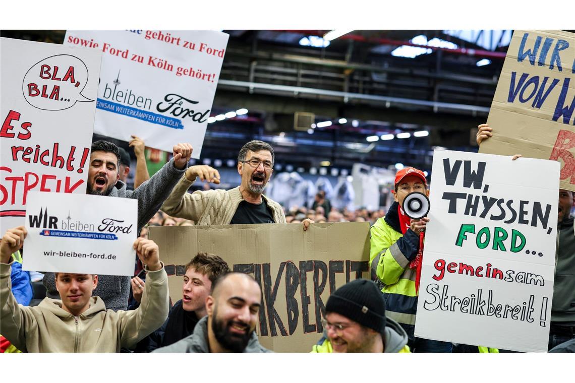 Mitarbeiter der Ford Werke in Köln demonstrieren in der Werkshalle vor der Betriebsversammlung .