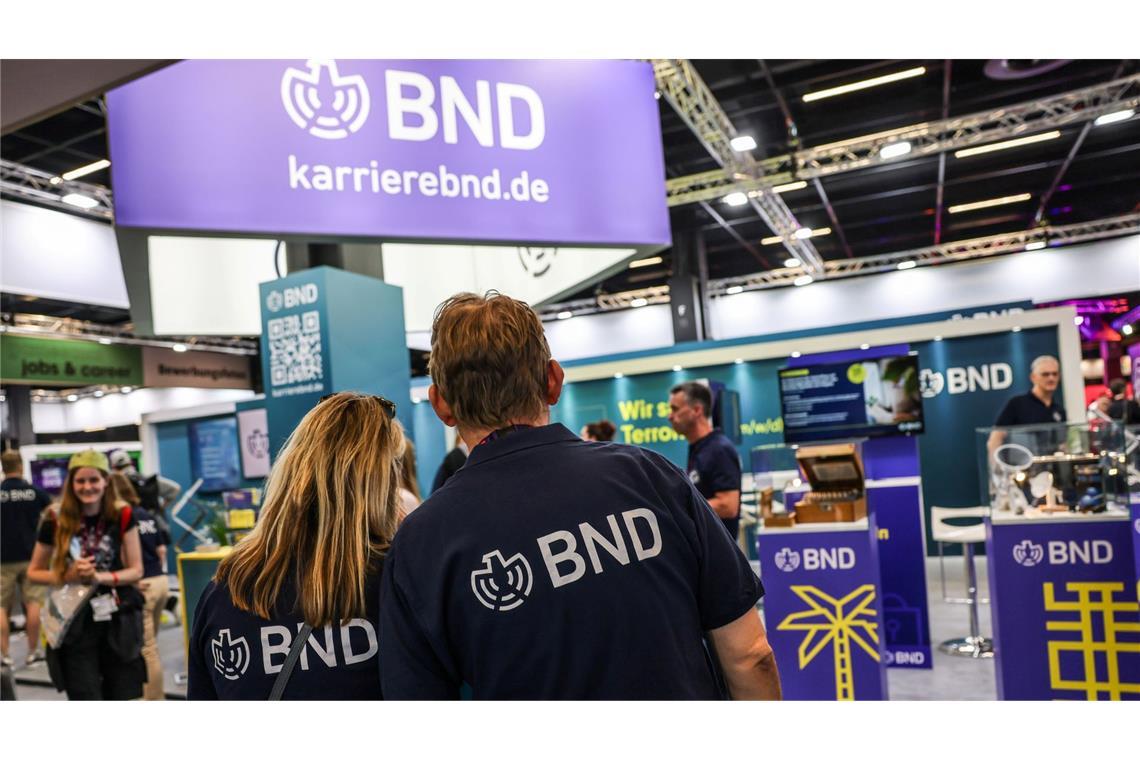 Mitarbeiter des BND stehen am Gamescom-Messestand ihrer Behörde. Die Bundesbehörde zählt circa 6.500 Beschäftigte.