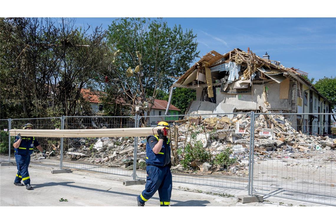 Mitarbeiter des THW räumen an der Unglücksstelle auf