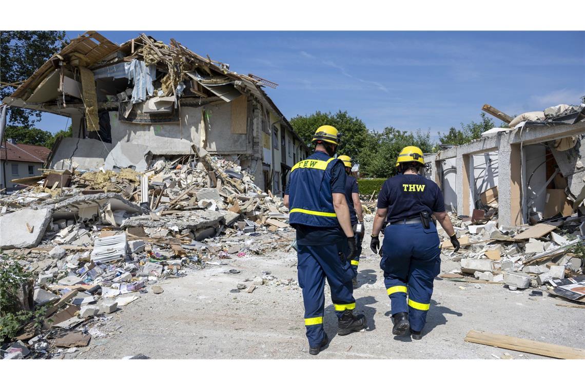 Mitarbeiter des THW räumten am Freitag an der Unglücksstelle auf.