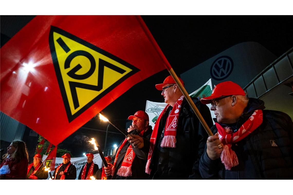 Mitarbeiter von Volkswagen demonstrierten mit Fackeln vor dem VW Werk in Osnabrück.