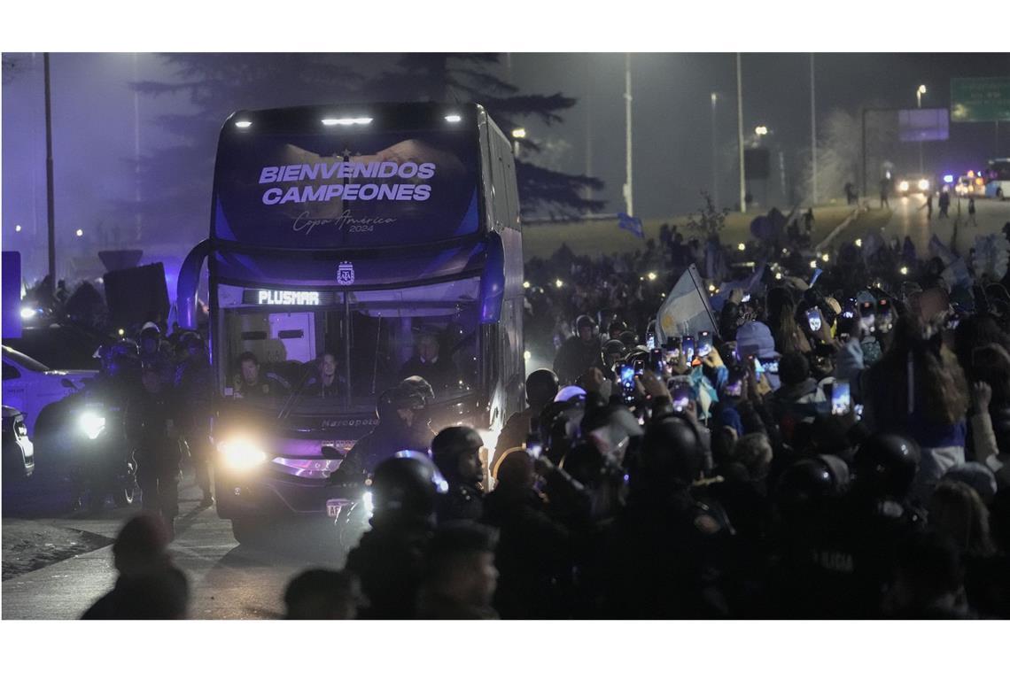 Mitglieder der argentinischen Mannschaft, die einen Tag zuvor die Copa América gewonnen hat, werden von Fans in Buenos Aires begrüßt.