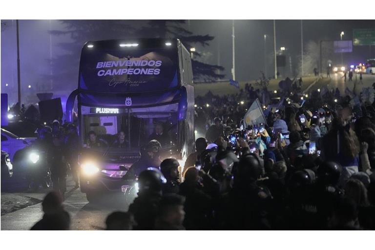 Mitglieder der argentinischen Mannschaft, die einen Tag zuvor die Copa América gewonnen hat, werden von Fans in Buenos Aires begrüßt.