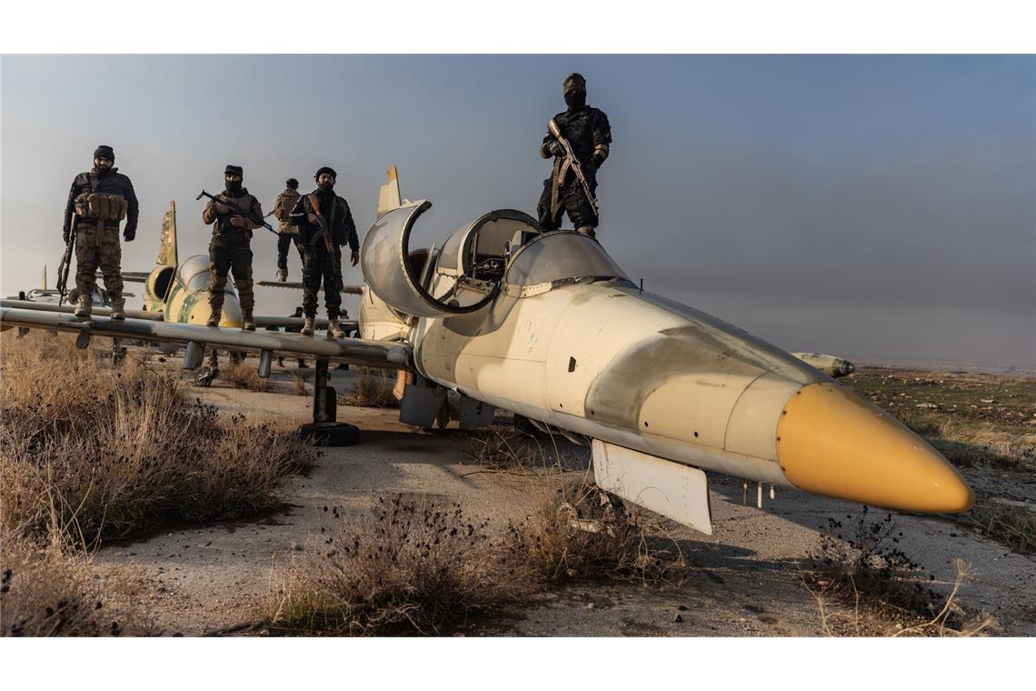 Mitglieder der bewaffneten Opposition zeigen sich auf einem Kampfjet. Das Foto von Anas Alkharboutli entstand, nachdem die Rebellen die Kontrolle über den Militärflughafen Nayrab in der Stadt Aleppo übernommen haben.