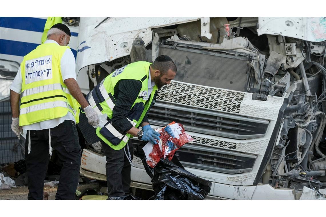 Mitglieder des Rettungs- und Bergungsteams Zaka arbeiten an der Stelle, an der ein Lkw-Fahrer eine Bushaltestelle gerammt und dabei Dutzende von Menschen verletzt hat.