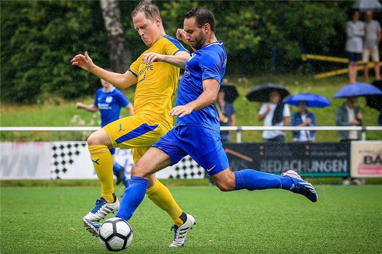 Mittelfeldspieler Andreas Grimmer (blaues Trikot) gehört beim Bezirksligisten SV Unterweissach zu den Leistungsträgern. Foto: A. Becher