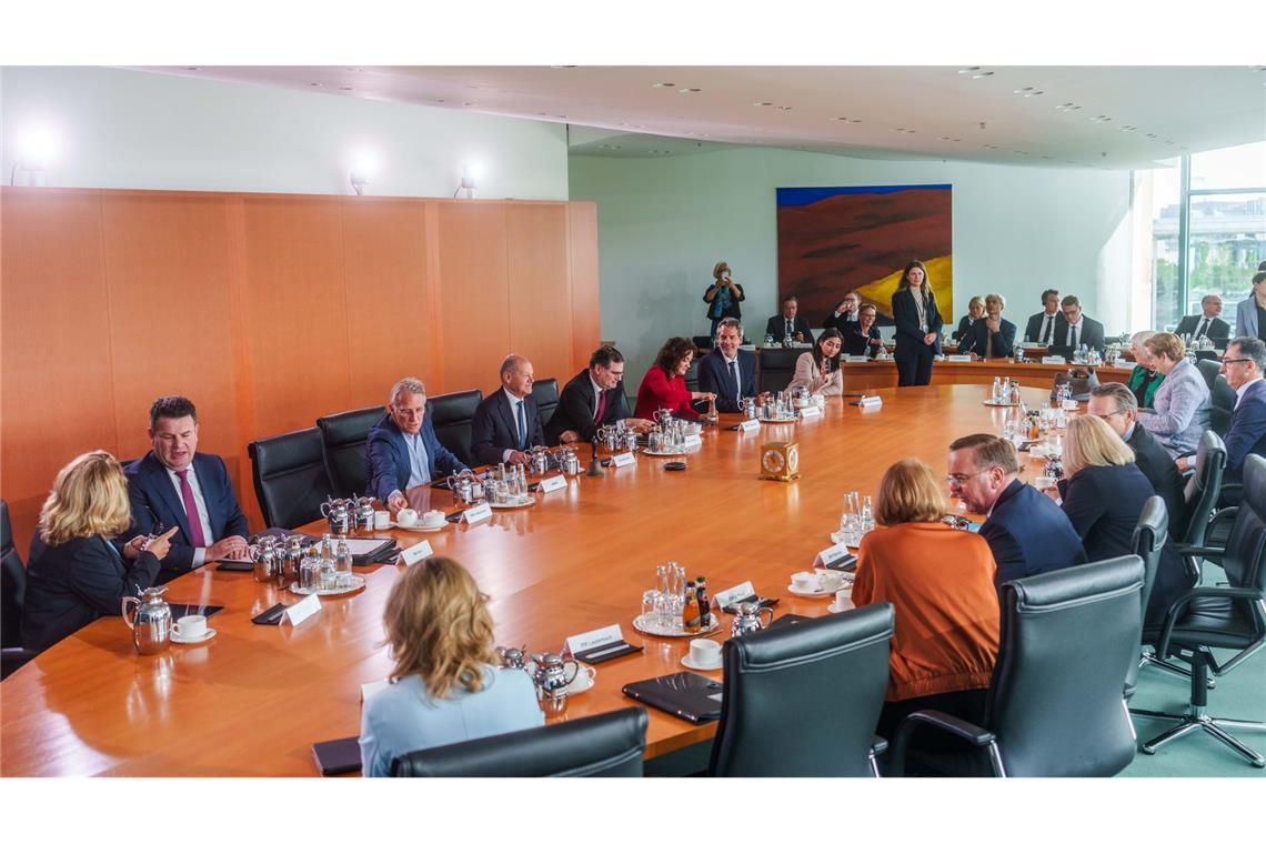 Letzte Runde im Scholz-Kabinett ohne Tränen und Geschenke Mittwochs treffen sich die Ministerinnen und Minister mit dem Kanzler im Kabinettsaal des Bundeskanzleramts.