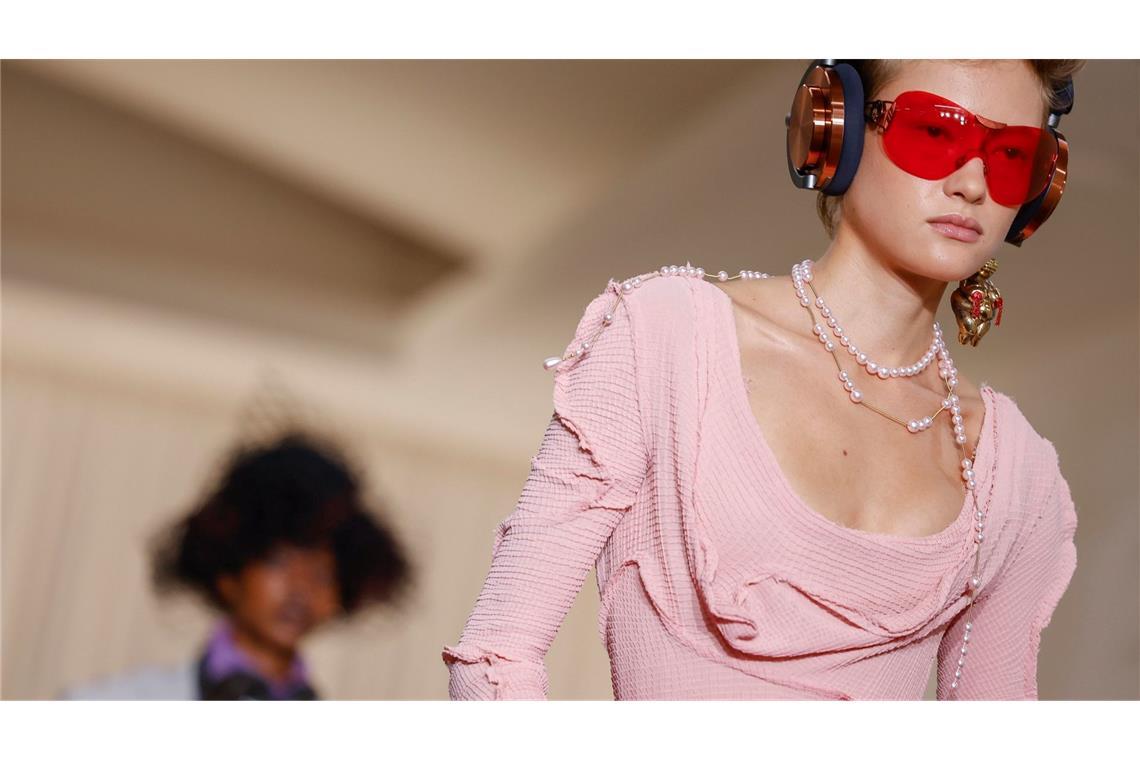 Mode von Vivienne Westwood bei den Prêt-à-Porter-Modenschauen in Paris: Musik auf den Ohren und eine rosa Brille auf der Nase.