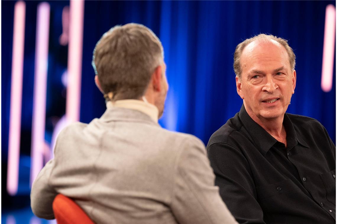 Moderator Micky Beisenherz (l) im Gespräch mit Schauspieler Herbert Knaup.