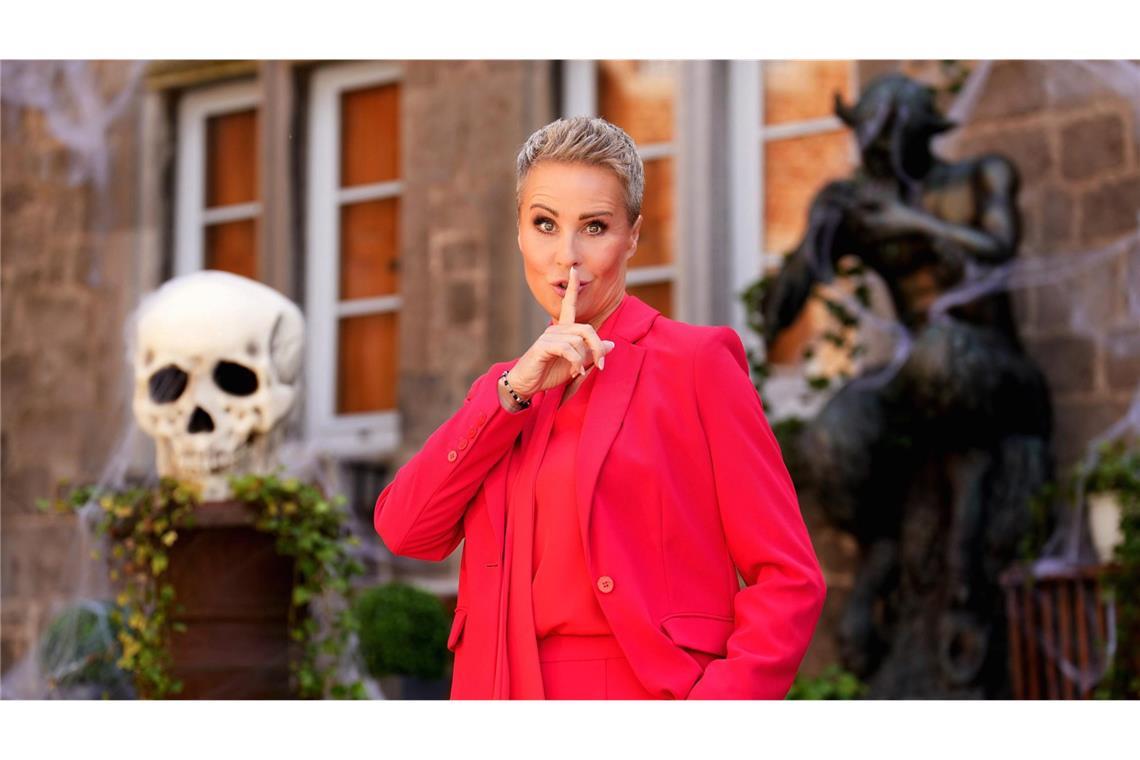 Moderatorin Sonja Zietlow präsentiert die neue Staffel "Die Verräter – Vertraue Niemandem!" ab 10. Oktober 2024 als gruseliges Halloween-Special – exklusiv auf RTL+.