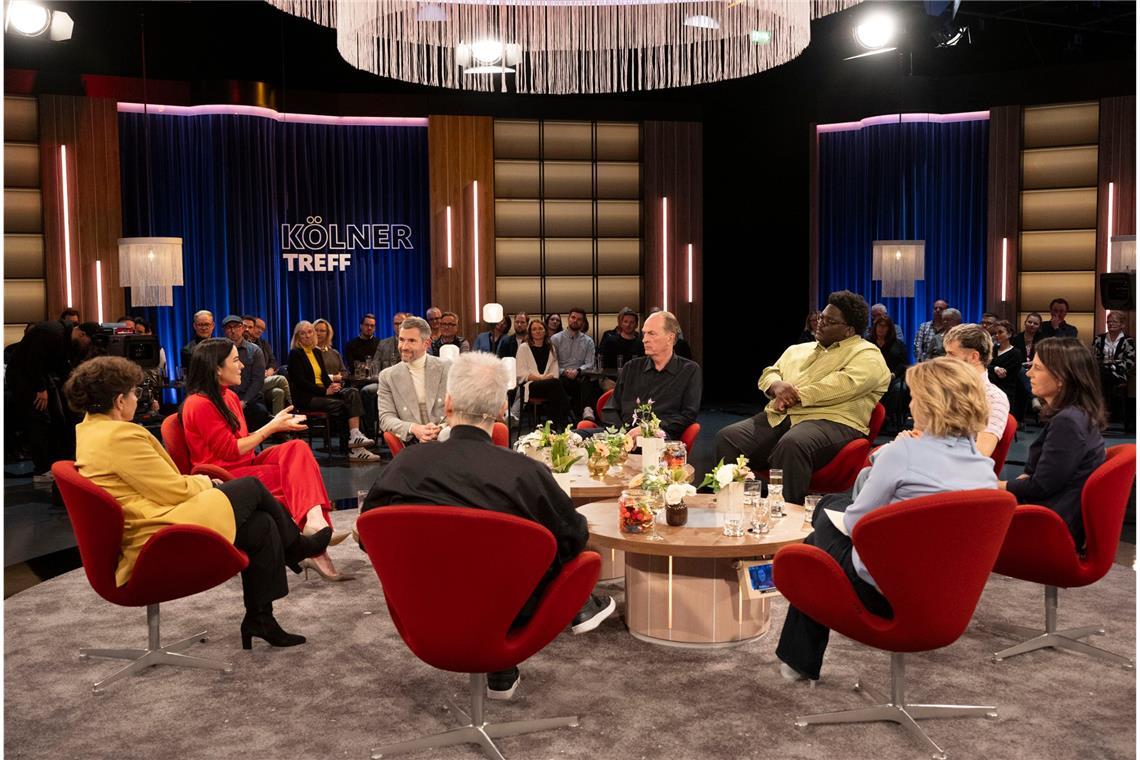 Moderatorin Susan Link (2.v.r., vorn) und Moderator Micky Beisenherz (3.v.l., hinten) mit ihren Gästen, v.l.n.r. Schauspielerin Monika Baumgartner (l), Aline Abboud ("tagesthemen", ARD), Schauspieler Herbert Knaup, "Blumengarten" mit Sänger Rayan Djima und Produzent Sammy Eickmann und Außenministerin Annalena Baerbock.