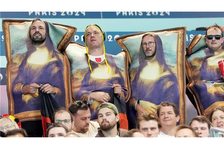 "Mona Lisa" schaut bei den Olympischen Spielen zu: als Mona Lisa kostümierte Fans schauen sich das Handballspiel Japan gegen Deutschland an.