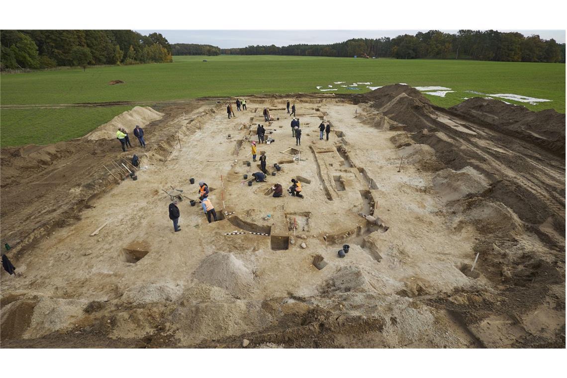 Monumentaler Grundriss der Versammlungshalle des „Königs Hinz“, zu sehen bei Ausgrabungen einer Siedlung in der Nähe des Königsgrabs von Seddin.