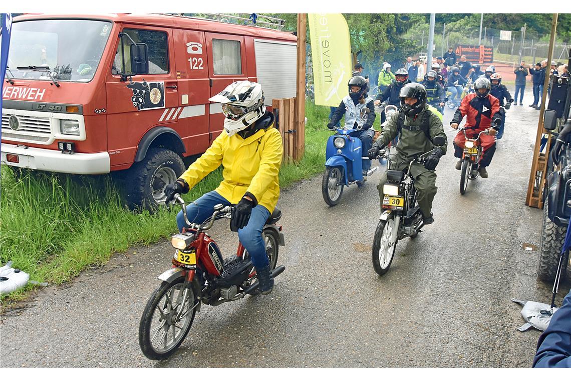 Mopeds, Mofas, Roller. Jede Menge Zweiräder gehen ins Rennen.