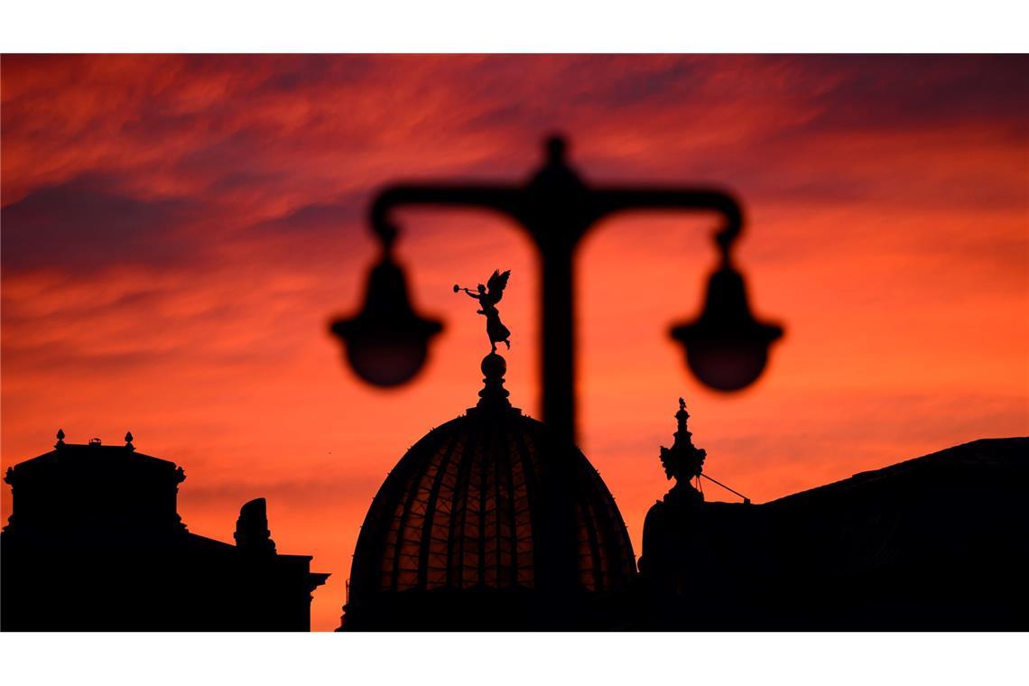 Morgenröte leuchtet über Dresden.