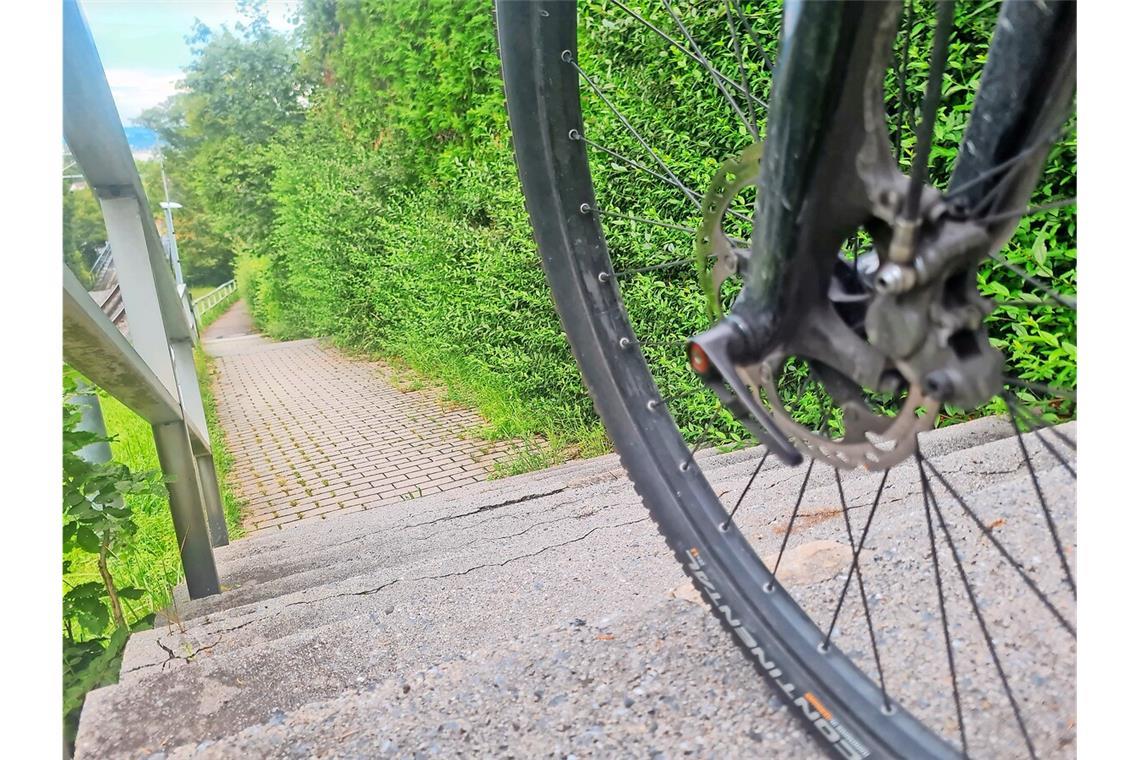 Mountainbiker fahren die Treppen an der Neuen Weinsteige oft in hohem Tempo hinunter.